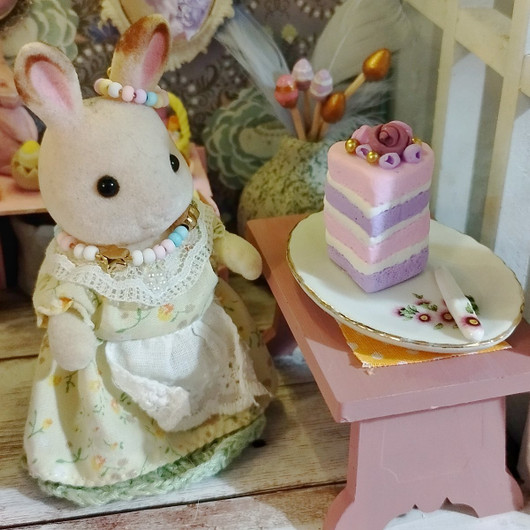 Kukallinen tarjoiluvati ja veitsi, nukkekotiin