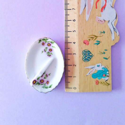 Kukallinen tarjoiluvati ja veitsi, nukkekotiin