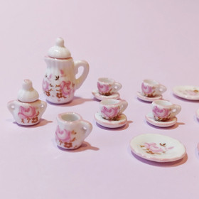 Herkkä vaaleanpunainen posliiniastiasto nukkekotiin