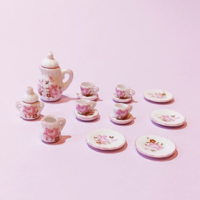 Herkkä vaaleanpunainen posliiniastiasto nukkekotiin