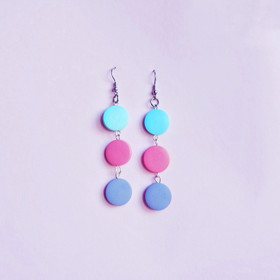 Väriputous puukorvakorut