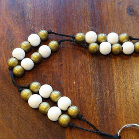 Aija-avainnauha Valko-kulta puuhelmet - n. 100 cm - turvalukolla