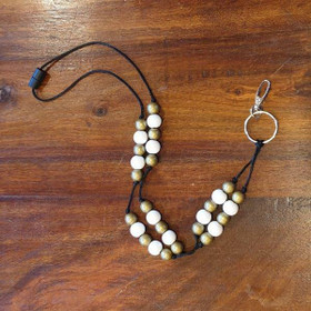 Aija-avainnauha Valko-kulta puuhelmet - n. 100 cm - turvalukolla