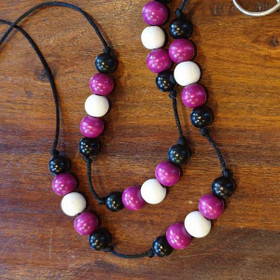 Aija-avainnauha Muva-purppura puuhelmet - n. 100 cm - turvalukolla