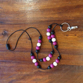 Aija-avainnauha Muva-purppura puuhelmet - n. 100 cm - turvalukolla