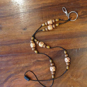 Aija-avainnauha Ruskeat tynnyrit 1 puuhelmet n. 100 cm - turvalukolla