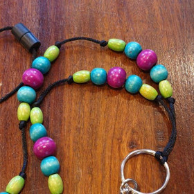 Aija-avainnauha Reipas karkki puuhelmet n. 100 cm - turvalukolla