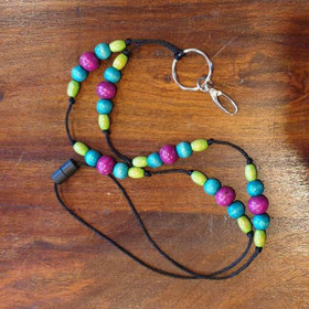 Aija-avainnauha Reipas karkki puuhelmet n. 100 cm - turvalukolla