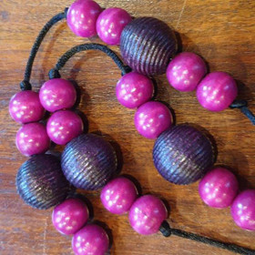 Aija-avainnauha Muhkea purppura puuhelmet n. 100 cm - turvalukolla