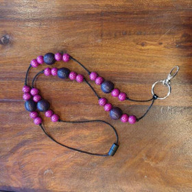Aija-avainnauha Muhkea purppura puuhelmet n. 100 cm - turvalukolla