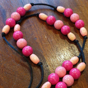 Aija-avainnauha Pinkki unelma puuhelmet n. 100 cm - turvalukolla