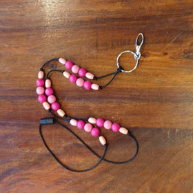 Aija-avainnauha Pinkki unelma puuhelmet n. 100 cm - turvalukolla