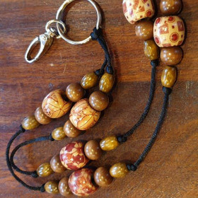 Aija-avainnauha Ruskeat tynnyrit 2 puuhelmet n. 100 cm - turvalukolla