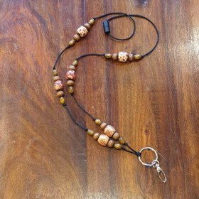 Aija-avainnauha Ruskeat tynnyrit 2 puuhelmet n. 100 cm - turvalukolla