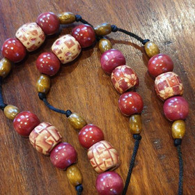 Aija-avainnauha Ruskeat tynnyrit 3 puuhelmet n. 100 cm - turvalukolla