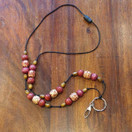 Aija-avainnauha Ruskeat tynnyrit 3 puuhelmet n. 100 cm - turvalukolla