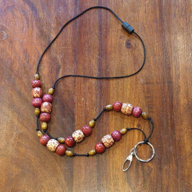 Aija-avainnauha Ruskeat tynnyrit 3 puuhelmet n. 100 cm - turvalukolla