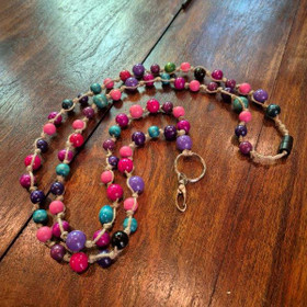 Aija-avainnauha Pellava puuhelmet - n. 147 cm - turvalukolla