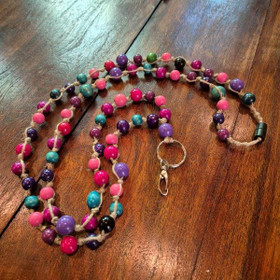 Aija-avainnauha Pellava puuhelmet - n. 147 cm - turvalukolla