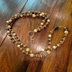 Aija-avainnauha Kaarna puuhelmet - n. 160 cm - turvalukolla