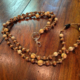 Aija-avainnauha Kaarna puuhelmet - n. 160 cm - turvalukolla