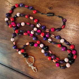 Aija-avainnauha Musta puuhelmet - n. 170 cm - turvalukolla