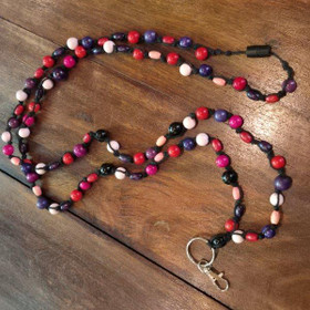 Aija-avainnauha Musta puuhelmet - n. 170 cm - turvalukolla