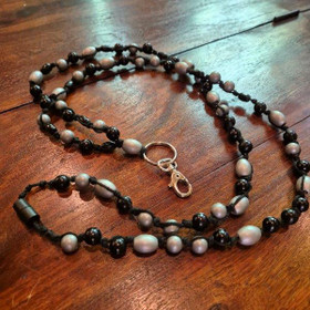 Aija-avainnauha Musta hopea puuhelmet - n. 151 cm - turvalukolla