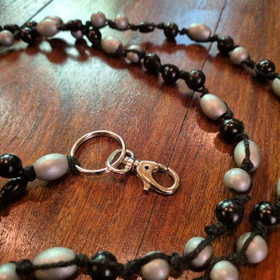 Aija-avainnauha Musta hopea puuhelmet - n. 151 cm - turvalukolla