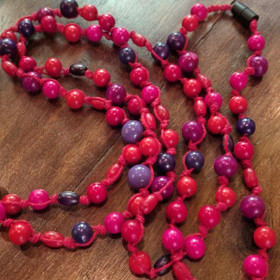 Aija-avainnauha Punainen puuhelmet - n. 169 cm - turvalukolla