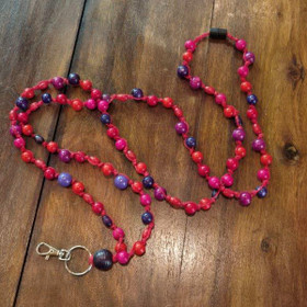 Aija-avainnauha Punainen puuhelmet - n. 169 cm - turvalukolla