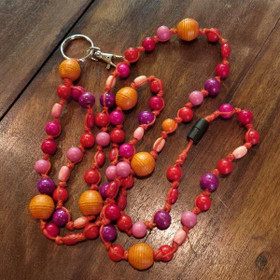 Aija-avainnauha Pihlaja puuhelmet - n. 150 cm - turvalukolla