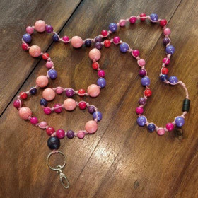 Aija-avainnauha Vanharoosa puuhelmet - n. 152 cm - turvalukolla