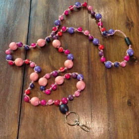 Aija-avainnauha Vanharoosa puuhelmet - n. 152 cm - turvalukolla