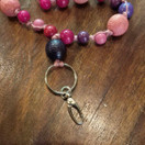 Aija-avainnauha Vanharoosa puuhelmet - n. 152 cm - turvalukolla