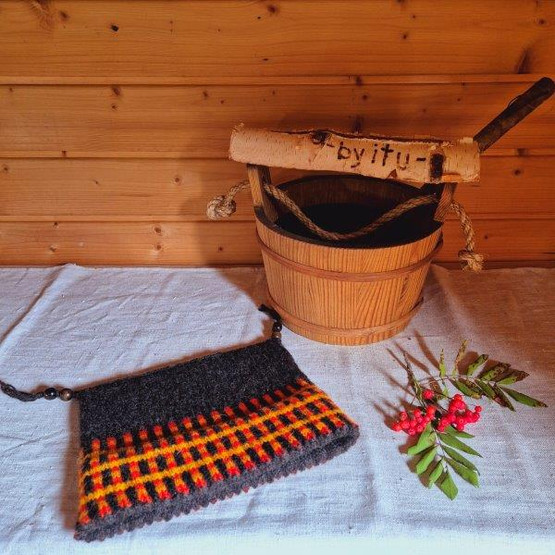 Hanna-myssy Monta rautaa tulessa S-M (n. 56-60)