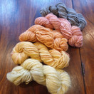 Mirja kudottu huivi Auringonlaskuja n. 200x35 cm suomenlampaanvillaa