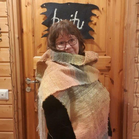 Mirja kudottu huivi Auringonlaskuja n. 200x35 cm suomenlampaanvillaa