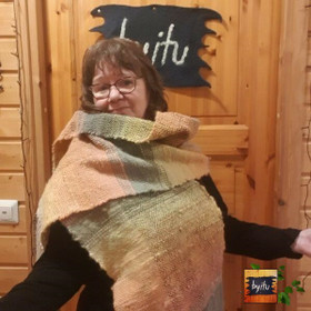 Mirja kudottu huivi Auringonlaskuja n. 200x35 cm suomenlampaanvillaa