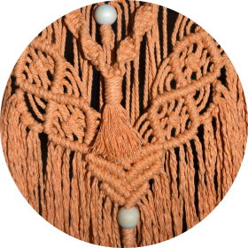 Makramee riippuva seinäkoriste